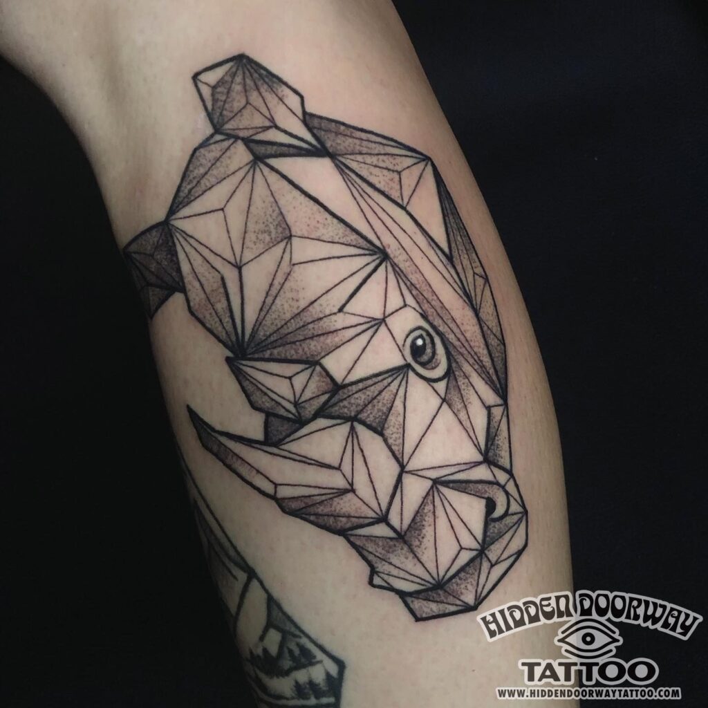 Tatuaje blackwork de un rinoceronte con estilo geométrico, hecho en Barcelona.