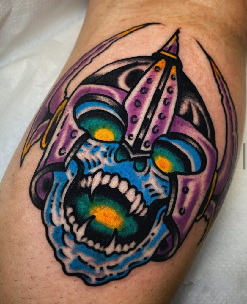Tatuaje neotradicional de manos rezando con daga y rosa, realizado en Barcelona