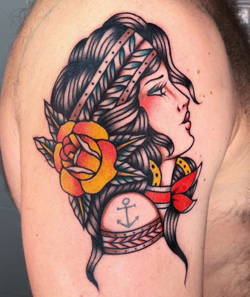 Tatuaje neotradicional de retrato femenino clásico con rosa y ancla, hecho en Barcelona