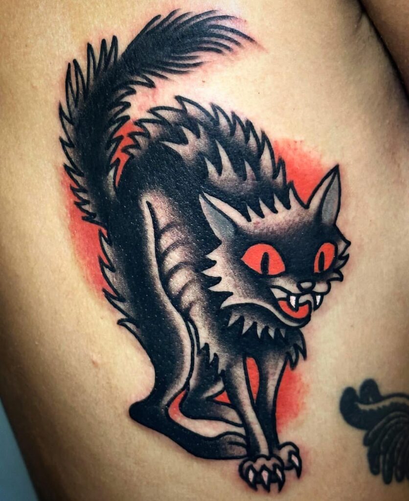 Tatuaje neotradicional de manos rezando con daga y rosa, realizado en Barcelona
