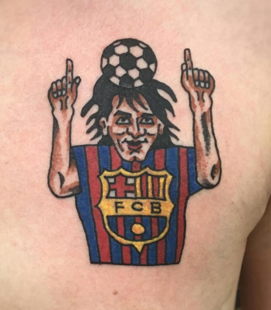 Tatuaje a color de un futbolista del FC Barcelona con un balón en la cabeza, hecho en Barcelona.