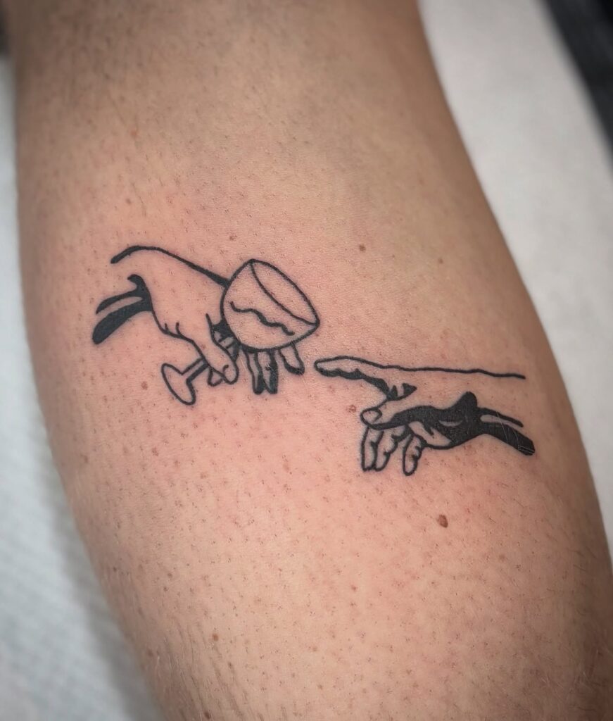 Tatuaje pequeño en línea fina que representa una mano con una copa brindando hacia otra mano, hecho en Barcelona.