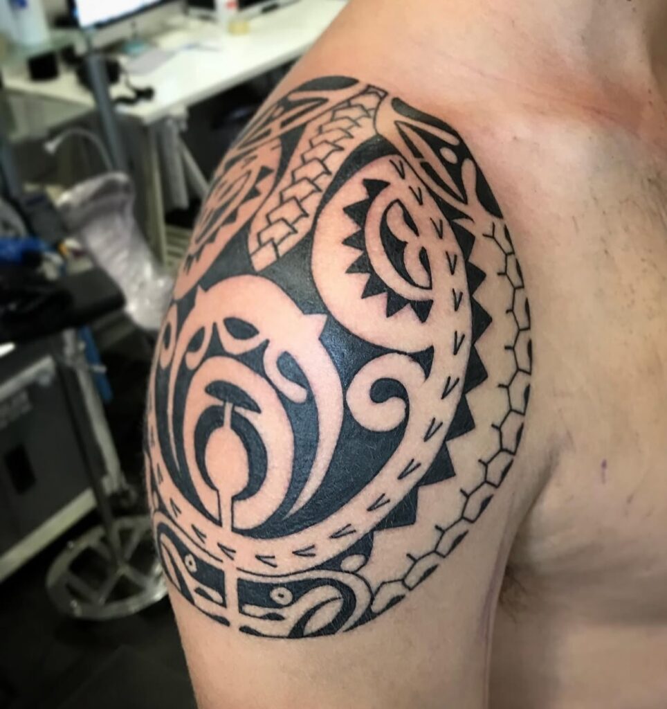Tatuaje tribal en el hombro con diseño polinesio, realizado en Barcelona